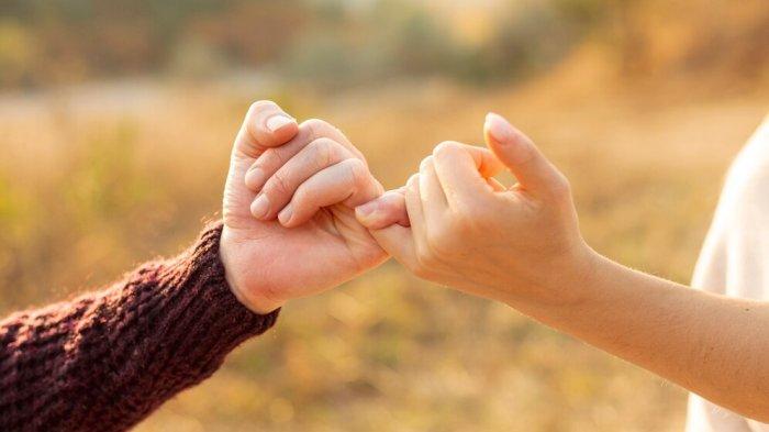 PANTUN TENTANG JANJI - Potret dua orang menautkan jari kelingking dari Freepik.com. Kumpulan pantun tentang janji, cara jitu ingatkan orang lain agar tidak lupa dengan komitmen yang pernah diucapkan.