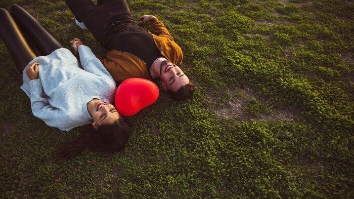 PANTUN CINTA AMBON - Potret pasangan romantis dari Freepik.com. Kumpulan pantun cinta dalam bahasa Ambon, kirimkan ke pasangan atau unggah di media sosial.