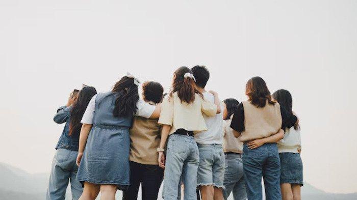 PANTUN TEMA KEBERSAMAAN - Potret orang berkumpul dari Freepik.com. Baca kumpulan pantun indahnya kebersamaan berikut ini, bagikan kepada orang tersayang entah keluarga, Teman, atau pacar.
