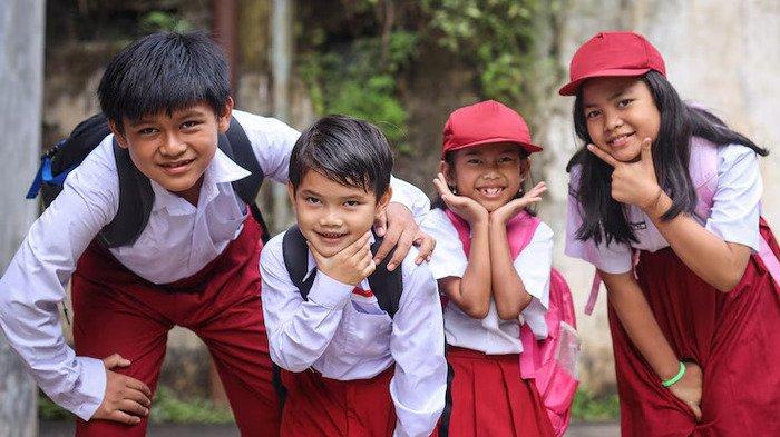 Simak kumpulan pantun berbalas tema pendidikan untuk sekolah berikut ini, cocok dibagikan ke teman sekelas untuk menambah Semangat dan motivasi.