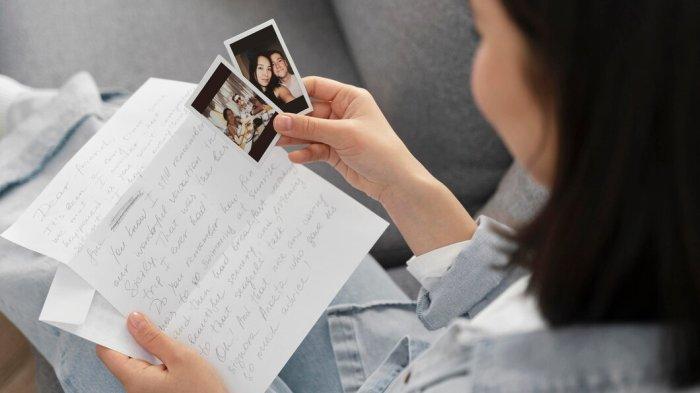 PANTUN TEMA KENANGAN - Potret wanita melihat surat dan foto dari Freepik.com. Kumpulan pantun tentang kenangan, nostalgia memori indah masa lalu dengan orang tercinta, bagikan!