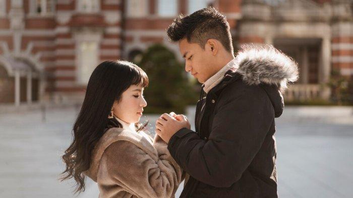 Lihat kumpulan pantun cinta singkat 2 baris berikut, bisa digunakan untuk mengungkapkan perasaan terdalam kepada pasangan.