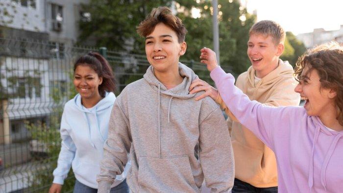 PANTUN PERSAHABATAN - Potret persahabatan remaja. Kumpulan pantun persahabatan yang bisa dikirimkan ke bestiem atau jadikan unggahan di media sosial.