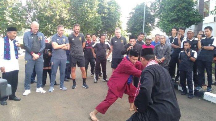 Referensi pantun palang pintu untuk pernikahan adat Betawi, bisa jadi referensi saat menikah.