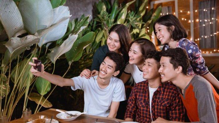 PANTUN REUNI - Potret anak muda berkumpul dari Freepik.com. Baca kumpulan pantun reuni berikut ini, ajak teman sekolah temu kangen bersama dan seru-seruan bareng mengingat masa lalu di momen lebaran.