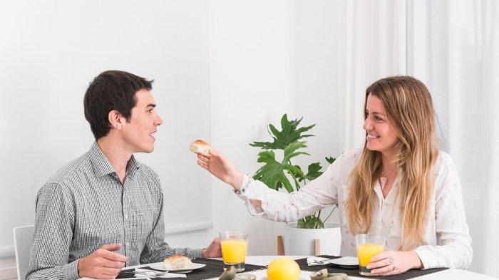 PANTUN SELAMAT MAKAN - Potret pasangan makan bersama dari Freepik.com . Simak kumpulan pantun ucapan selamat makan berikut, bisa jadi bahan mengajak pacar makan bareng.