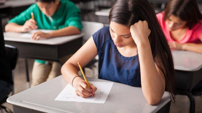 PANTUN SEMANGAT UJIAN - Foto siswa mengerjakan ujian dari Freepik.com, Kamis (13/3/2025). Berikut kumpulan pantun semangat ujian untuk anak sekolah, motivasi jitu agar tidak malas belajar.