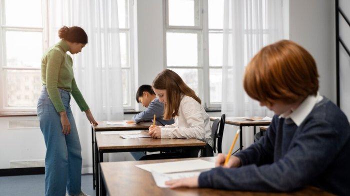 PANTUN SEMANGAT BELAJAR - Foto siswa belajar di kelas dari Freepik.com. Lihat kumpulan pantun berisi motivasi dan nasihat agar semangat belajar berikut, yuk bagikan!