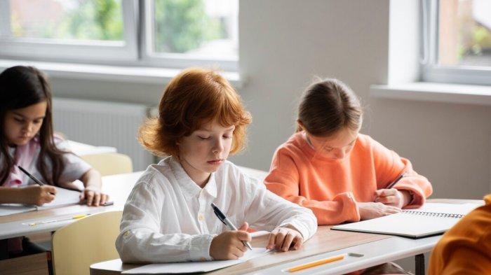 Kumpulan pantun pendidikan, berisi nasihat dan motivasi belajar bagi siswa agar mendapatkan hasil yang memuaskan. (Freepik)