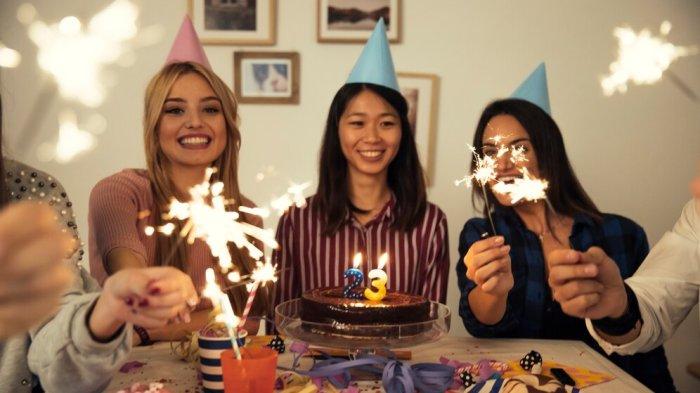 PANTUN ULANG TAHUN - Potret perayaan ulang tahun dari Freepik.com. Kumpulan pantun ulang tahun, ucapan istimewa yang lucu dan penuh haru di momen pertambahan usia orang tersayang.