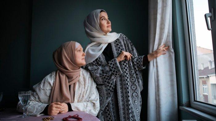 PANTUN WANITA MUSLIMAH - Foto dua wanita melihat ke luar jendela. Berikut ini kumpulan pantun wanita muslimah yang berisi pujian hingga nasihat, bagikan kepada teman dan sahabat.