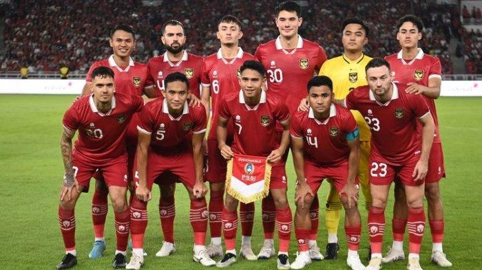 Para pemain Timnas Indonesia berfoto bersama sebelum menghadapi Timnas Argentina dalam laga persahabatan FIFA Matchday di Stadion Utama Gelora Bung Karno, Jakarta, Senin (19/6/2023). Timnas Indonesia harus mengakui keunggulan Timnas Argentina dengan skor 0-2. Artikel ini berisi daftar 25 pemain timnas Indonesia untuk lawan Brunnei Darussalam pada Kualifikasi Piala Dunia 2026.
