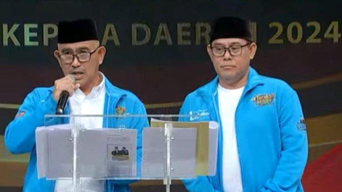 Paslon Nomor Urut 1, Khairul-Ibnu Saud (Kharisma) menjawab segmen kedua debat perdana penajaman visi misi dan program paslon di Pemilihan Wali Kota dan Wakil Wali Kota 2024-2029.