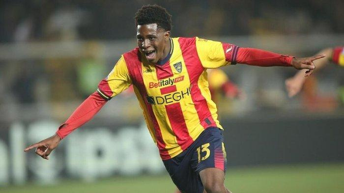 Fullback Lecce, Patrick Dorgu - pemain 19 tahun asal Denmark ini sedang dikaitkan dengan tim Liga Italia Serie A, AS Roma menyusul rumor hengkangnya Leonardo Spinazzola dan penjualan Zeki Celik pada akhir musim nanti.