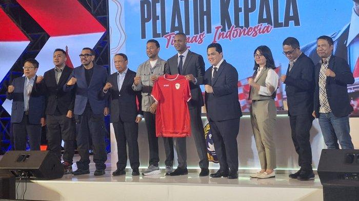 Patrick Kluivert dan Denny Landzaat foto bersama dengan Ketua Umum PSSI, Erick Thohir beserta jajaran Exco PSSI usai konferensi pers pengenalan pelatih anyar Timnas Indonesia di Hotel Mulia, Senayan, Jakarta, Minggu (12/1/2025).