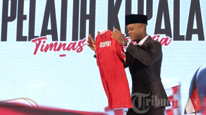 Pelatih Kepala Timnas Indonesia Patrick Kluivert menunjukkan jersey Timnas Indonesia saat konferensi pers di Jakarta, Minggu, (12/1/2025). Pelatih Kepala Timnas Indonesia Patrick Kluivert bersama Asisten Pelatih Denny Landzaat dan Alex Poster resmi resmi diperkenalkan dengan kontrak selama dua tahun untuk menangani Timnas Indonesia menggantikan Pelatih Kepala sebelumnya Shin Tae-yong yang diberhentikan oleh PSSI.