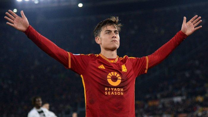 Selebrasi Paulo Dybala usai mencetak gol untuk AS Roma dalam pertandingan melawan Udinese di Liga Italia Serie A pekan 13 di Stadio Olimpico, Senin (27/11/2023).