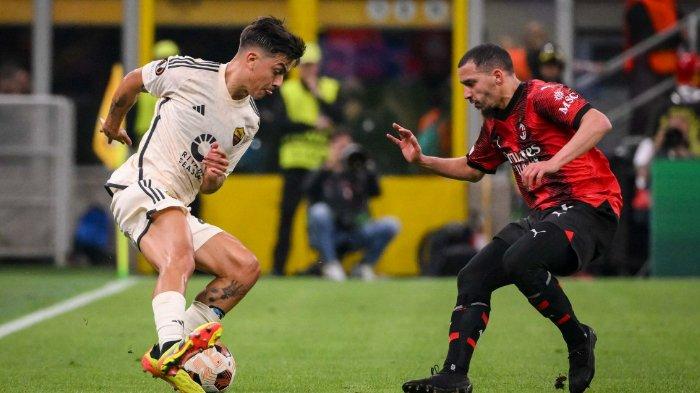 Duel pemain AS Roma, Paulo Dybala melawan gelandang AC Milan, Ismael Bennacer pada leg pertama babak perempat final Liga Europa