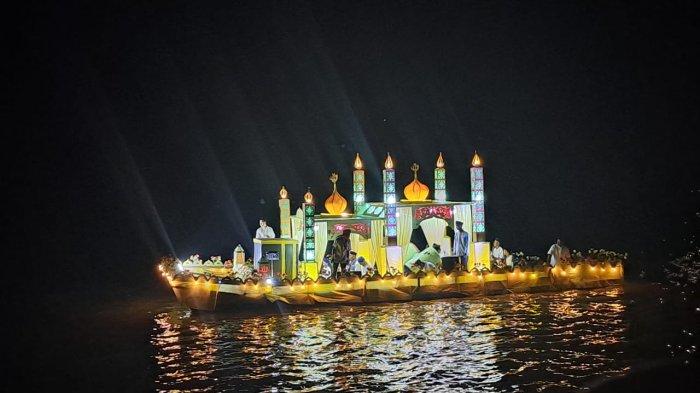 TAKBIR KELILING - Pawai takbir menggunakan perahu pada malam Idul Adha 1445 Hijriah di Sungai Kayan, Minggu (16/06/2024). Tahun 2025 ini, peserta pawai takbir Idul Adha akan memperebutkan total hadiah Rp40 juta, Kamis (5/6/2025).