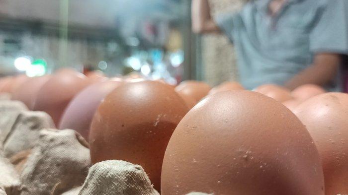 Aktivitas pedagang telur di Pasar Gusher, Tarakan, Kalimantan Utara.