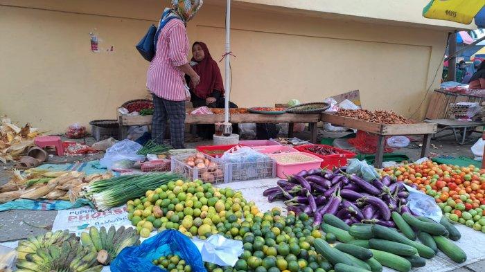Pedagang di Pasar Induk Tanjung Selor. Kelompok bahan makanan, sayur mayur menyumbang inflasi di Kaltara.