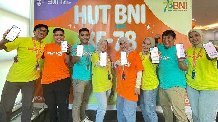 Pegawai BNI Kantor Cabang Nunukan memperlihatkan aplikasi Wondr by BNI di layar handphonenya, Jumat (05/07/2024).
