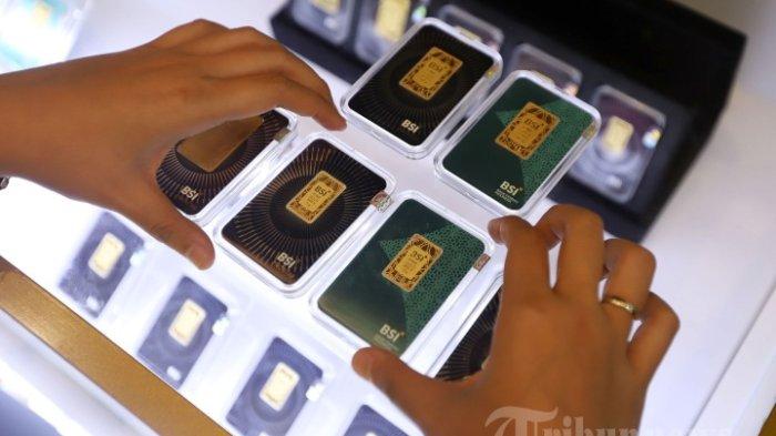 HARGA EMAS - Pekerja merapikan emas saat peluncuran Bank Emas di Jakarta, Rabu (26/2/2025). Berikut harga emas hari ini pada Selasa 24 Juni 2025, dimana emas batangan Antam terpantau anjlok lagi.