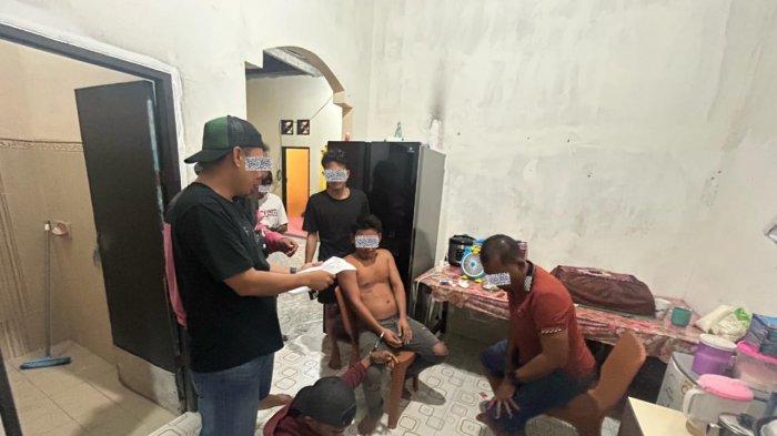 BERANTAS NARKOBA - Tim Opsnal Ditresnarkoba Polda Kaltara saat melakukan penangkapan pelaku peredaran narkoba di Tarakan, Kalimantan Utara.