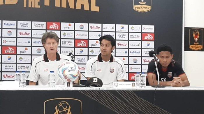 Pelatih Borneo FC Samarinda, Pieter Huistra saat menghadiri jumpa pers Piala Presiden 2024, didampingi anak asuhnya sebelum pertemuannya di Final Piala Presiden 2024 menghadapi Persija Jakarta.