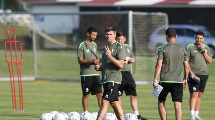 Pelatih Ettifaq Steven Gerrard saat sesi latihan bersama pemain (twitter/ @ettifaq)