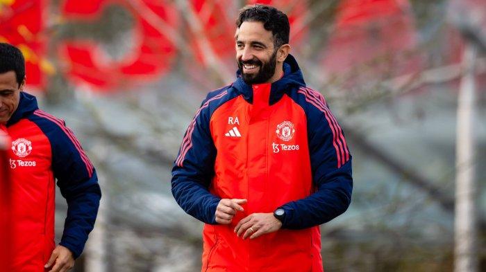 GAET BEK BARU - Foto Ruben Amorim saat pimpin latihan Man United. Keputusan Man United gaet duo bek baru yakni Patrick Dorgu dan Ayden Heaven di bursa transfer Premier League jadi perhatian, karena di saat yang sama Setan Merah besutan Ruben Amorim memilih tak belanja striker.