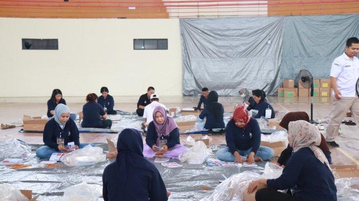 Proses sortir dan pelipatan surat suara hari pertama, di Gudang Logistik Dome Sport Centter Kamis (31/10/2024)