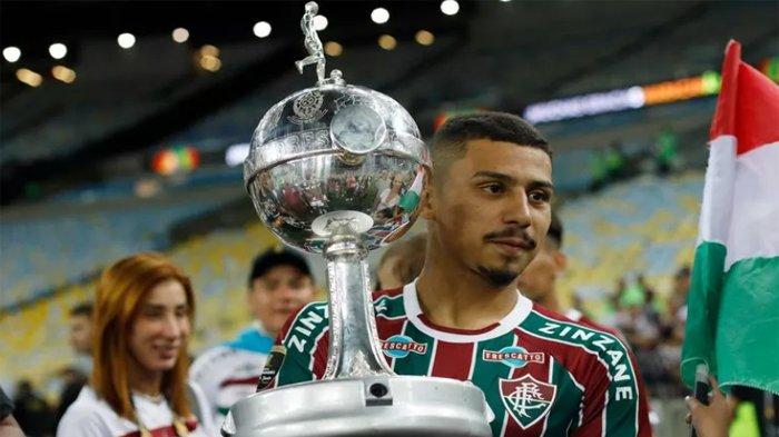 Pemain Fluminense Andre bersama trofi Copa Libertadores