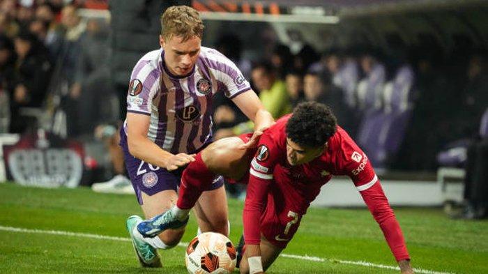 Pemain Liverpool Luis Diaz saat berjibaku dengan pemain Toulouse di laga Europa League