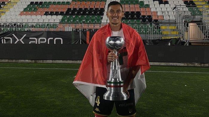 Pemain Timnas Indonesia Jay Idzes berfoto memamerkan trofi juara play off Serie B Liga Italia usai mengalahkan Cremonese di final, Senin (3/6/2024) dini hari WIB. (Instagram/@jayidzes)