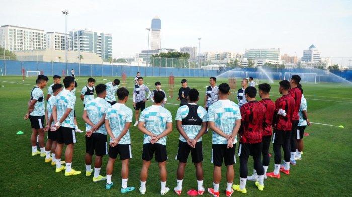 Pemain Timnas Indonesia U-23 yang akan mentas di Piala AFF U-23 saat berlatih di Dubai baru-baru ini.