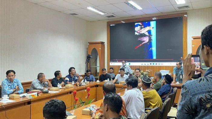 Ketua Asosiasi Pembudidaya Rumput Laut Kabupaten Nunukan, Muhammad Hisyam, menunjukkan barang bukti jangkar yang nempel pada fondasi pembudidaya rumput laut dalam RDP di ruang Ambalat I DPRD Nunukan, Jumat (27/09/2024), siang.