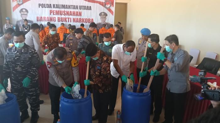 PEMUSNAHAN SABU- Kapolda Kaltara Irjen Pol Hary Sudwijanto bersama Dan Lantamal, ketua FKUB, serta beberapa pihak terkait lain saat memusnahkan barang bukti narkoba di Mapolda Kaltara, Jumat (25/08/2025).