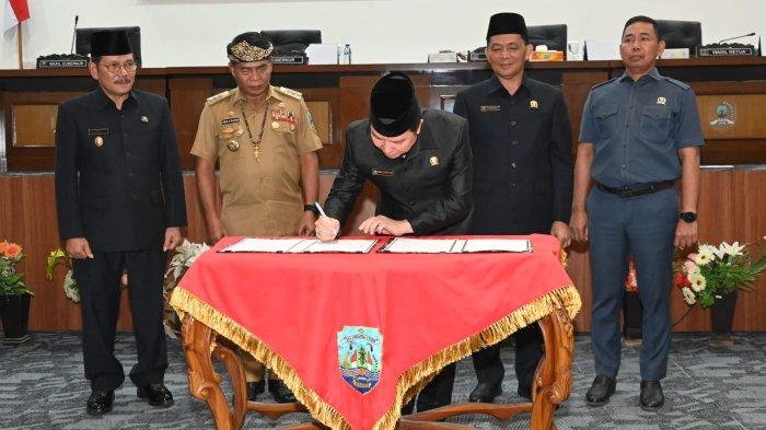 Penandatangan SK penetapan Gubernur dan Wakil Gubernur Terpilih melalui Rapat Paripurna oleh DPRD Provinsi Kaltara. (TribunKaltara.com / Istimewa)