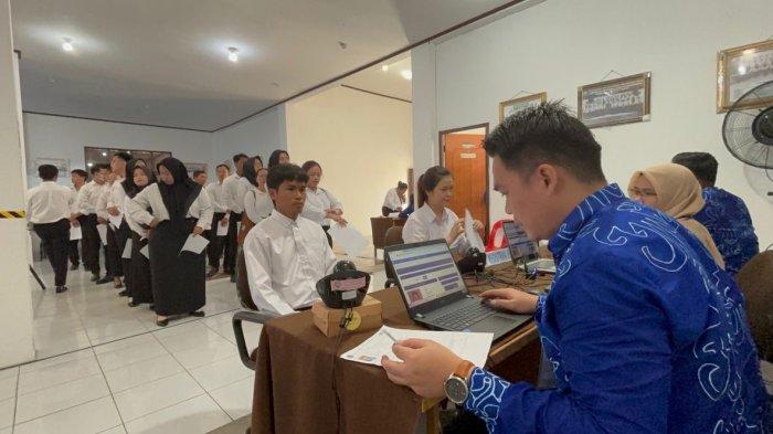 Sejumlah pendaftar PPPK Malinau saat registrasi pendaftaran jelang pelaksanaan seleksi kompetensi di Malinau, Kalimantan Utara,