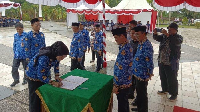PENANGKATAN CPNS-PPPK - Penandatanganan SK Pengangkatan CPNS dan PPPK yang disaksikan langsung oleh Bupati Nunukan, Irwan Sabri dan Kepala BKPSDM Nunukan, Sura'i di halaman Kantor Bupati Nunukan, Sabtu (24/5/2025).