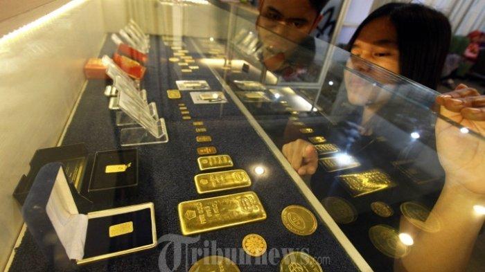 HARGA EMAS ANTAM - Pengunjung melihat-lihat emas batangan sebelum memutuskan untuk membeli di Butik Emas Logam Mulia Antam, Jalan Ir H Djuanda, Kota Bandung, Jumat (7/9/2018).