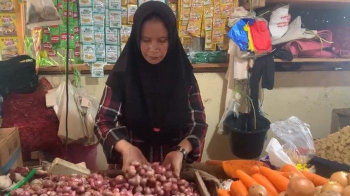 Aktivitas penjualan bahan pokok salah satunya bawang merah di Pasar Tenguyun, Tarakan, Kalimantan Utara.