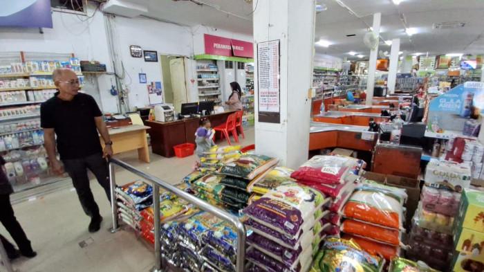 PENGECER BERAS– Aktivitas penjualan beras di Supermarket Sinar Terang Bersaudara (STB) Boompanjang Jalan Kusuma Bangsa, Rabu (16/7/2025), salah satu pengecer beras di Tarakan.