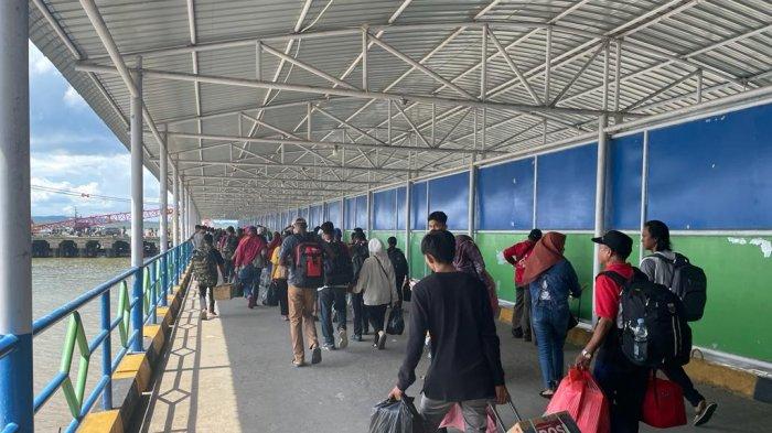 Penumpang mulai naik ke atas kapal Pelni di Pelabuhan Tunon Taka Nunukan, belum lama ini.