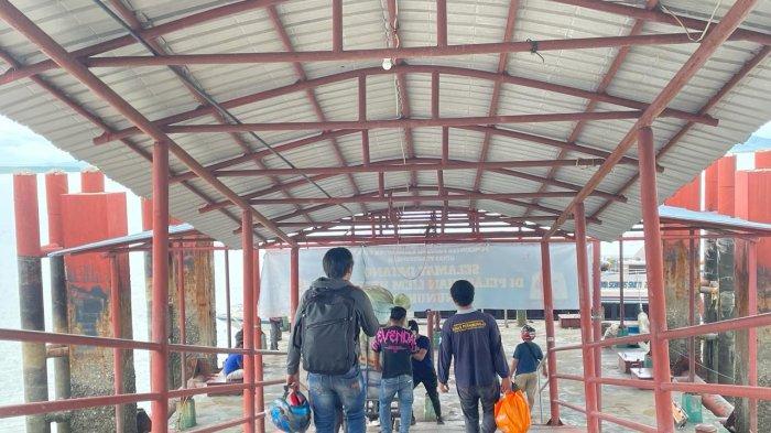 Penumpang mulai turun ke dermaga Pelabuhan PLBL Liem Hie Djung Nunukan, Senin (08/04/2024), siang.