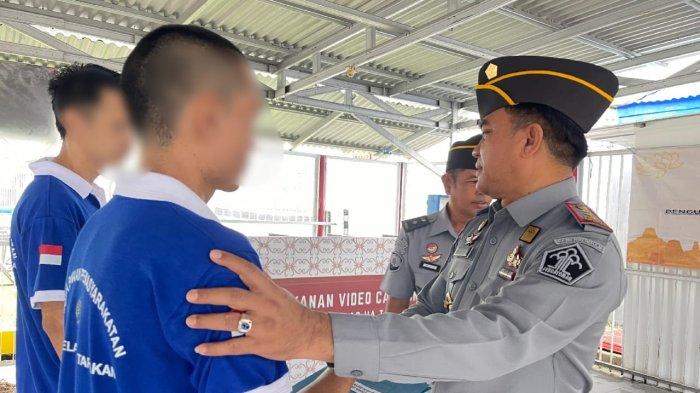 Momentum Hari Raya Waisak, lima orang warga binaan Pemasyarakatan (WBP) Lembaga Pemasyarakatan (Lapas) Kelas IIA Tarakan menerima remisi khusus (RK), Kamis (23/5/2024).