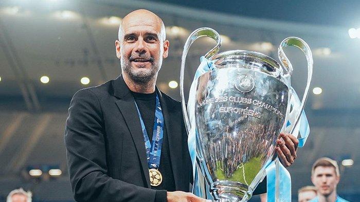 Pep Guardiola bersama trofi Champions League yang diraih Manchester City pada musim lalu