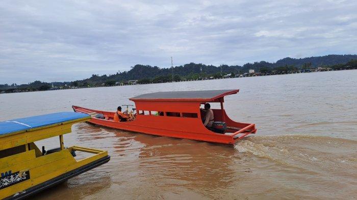Perahu penyebrangan Sungai Kayan yang menghubungkan Tanjung Selor-Tanjung Palas dulu sempat menjadi andalan warga. Kini sepi penumpang