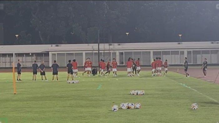 LIVE STREAMING - Persiapan Timnas Indonesia U-23 jelang menghadapi Brunei Darussalam dalam laga perdana grup A Piala AFF U-23 di Stadion Madya, Senayan, Jakarta, Senin (14/7/2025). Berikut Link Live Streaming Timnas Indonesia vs Brunei Darussalam di ASEAN U-23 Championship Mandiri Cup atau Piala AFF U23 yang akan tayang Pukul 20.00 WIB malam ini, terdapat lima pemain potensi debut bareng Garuda Muda besutan Gerald Vanenburg itu.